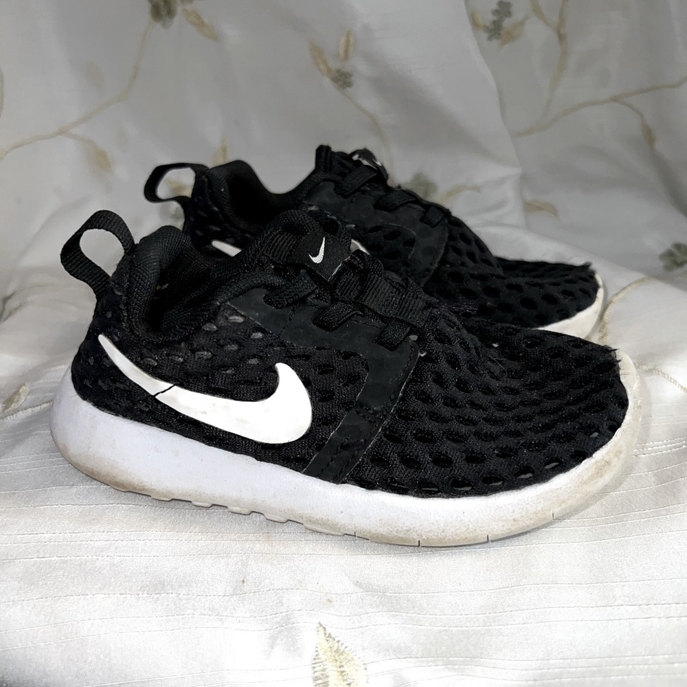 Nike Roshe One Flight Sneakers- black mesh- size 9C